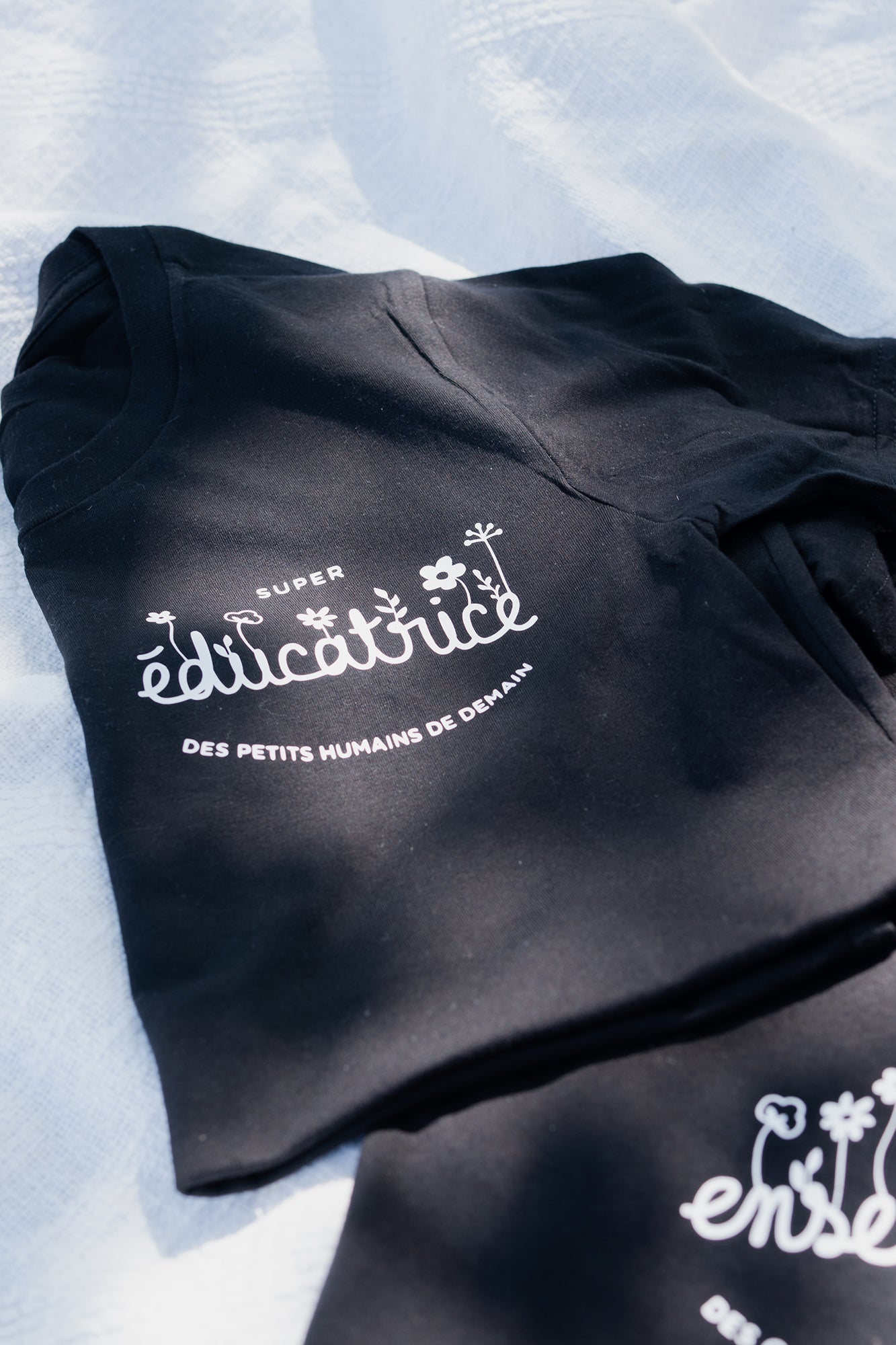 *prêt-à-partir* Design fleuri "super éducatrice des petits humains de demain" - T-shirt coupe droite (unisexe) en Noir