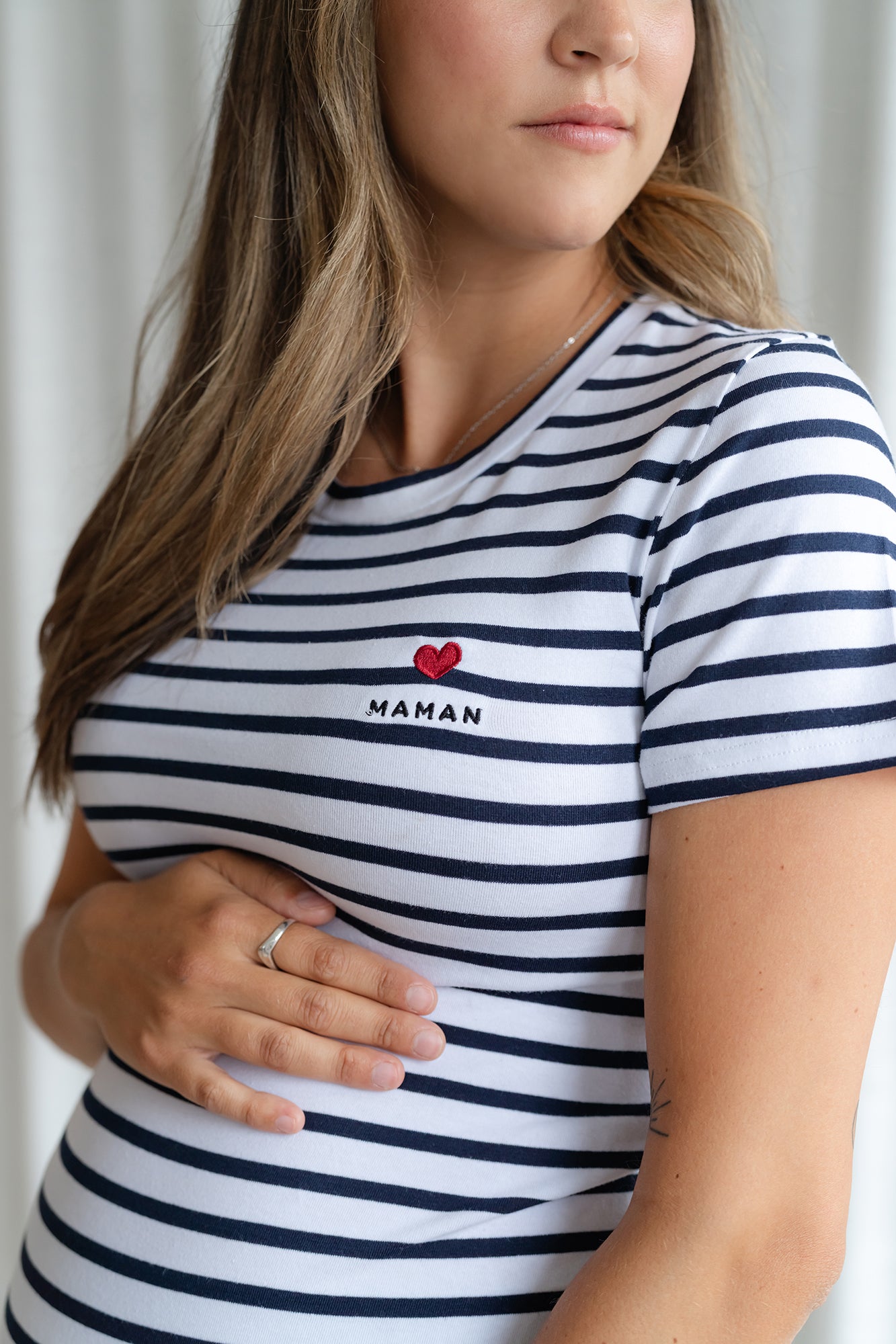 *prêt-à-partir* T-shirt d'allaitement avec fermetures éclair - rayé blanc/marine "maman" design Petit Cœur Rouge