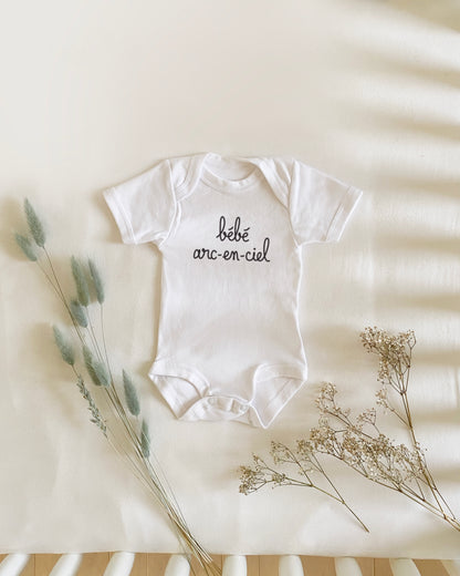 Cache-couche BÉBÉ ARC-EN-CIEL blanc à manches courtes