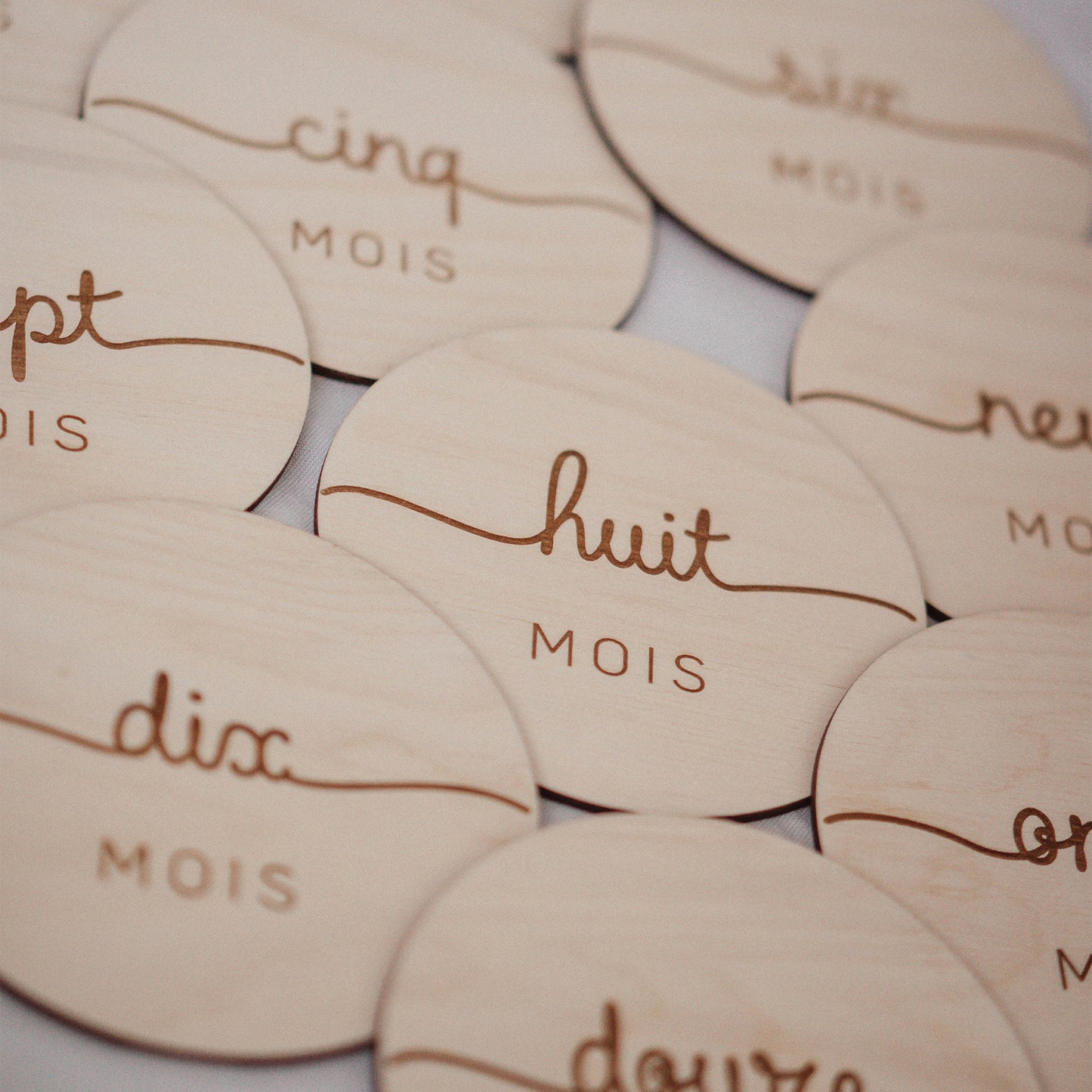 *prêt-à-partir* Pastilles d'étapes mensuelles en bois - Ensemble de 12