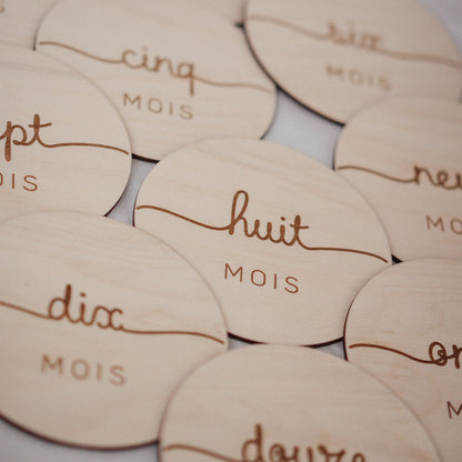 *prêt-à-partir* Pastilles d'étapes mensuelles en bois - Ensemble de 12