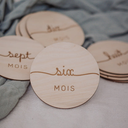 *prêt-à-partir* Pastilles d'étapes mensuelles en bois - Ensemble de 12