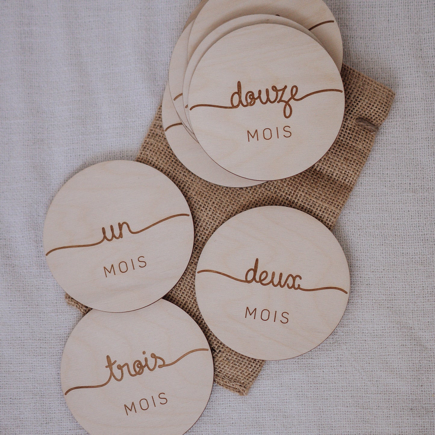 *prêt-à-partir* Pastilles d'étapes mensuelles en bois - Ensemble de 12