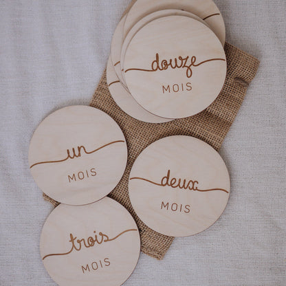 *prêt-à-partir* Pastilles d'étapes mensuelles en bois - Ensemble de 12