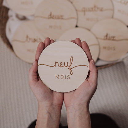 *prêt-à-partir* Pastilles d'étapes mensuelles en bois - Ensemble de 12